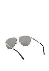 Gafas de sol estilo aviador con marco de metal plateado, lentes grises y brazos de carey negro. Cuenta con almohadillas nasales ajustables.