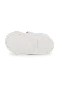 Bijela tenisica s teksturiranom gumenom potplatom, koja ima glatki gornji dio i metalni akcent. Dizajn je minimalistički bez uzoraka.
