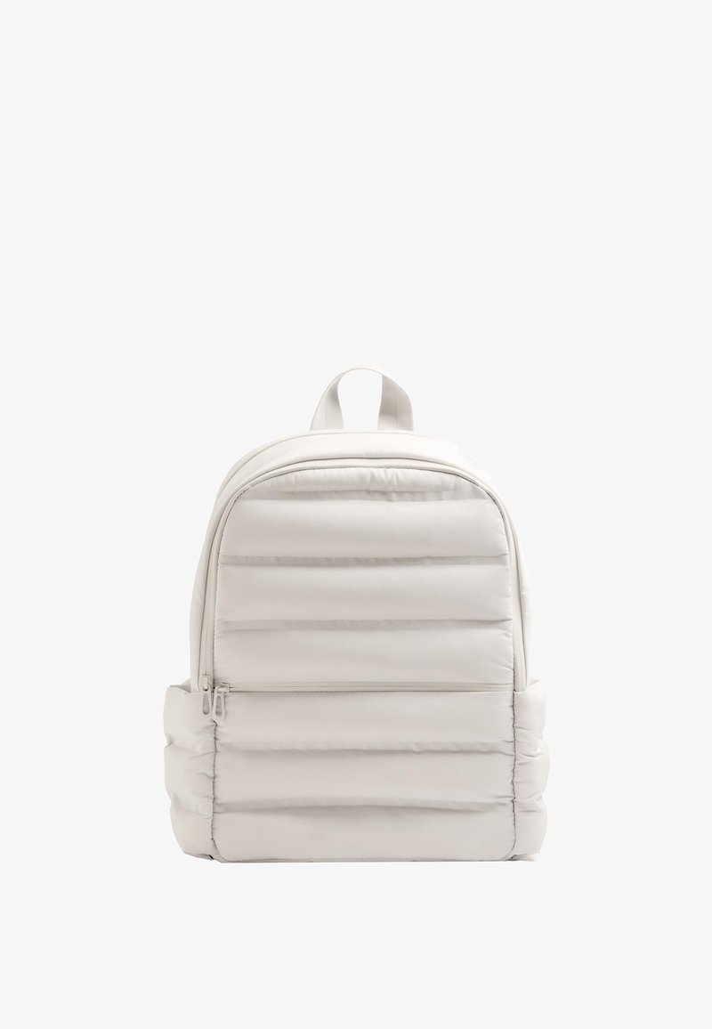 Fehér párnázottsággal készült hátizsák, cipzáras elülső zsebbe, kerek tetejű, állítható pántokkal és puha tapintással rendelkezik. Horizontális varrási részleteket tartalmaz.