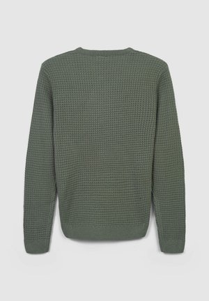 Maglione lavorato a maglia verde oliva con un motivo a waffle testurizzato, scollatura rotonda e polsini e orlo a coste. Vista posteriore mostrata.