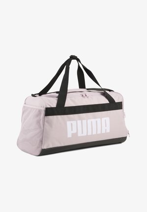 Lyserød Puma rejsetaske med sorte håndtag, sort bundkant, sidelommer i net og stort hvidt Puma-logo på frontpanelet.