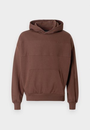 Ruskea hupullinen collegetakki, jossa pitkät hihat, kengurulokero, resorit hihansuissa ja helmassa, esitetty yksinkertaisella valkoisella taustalla.