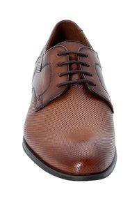 Bruine leren nette schoen met geperforeerd ontwerp, vetersluiting met vijf ogen, ronde neus en zwarte rubberen zool. Soepele textuur en klassieke vorm.