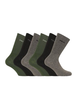 Six paires de chaussettes montantes côtelées FILA en vert olive, noir et gris, disposées en alternance par couleur sur un fond blanc.