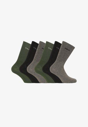 Six paires de chaussettes montantes côtelées FILA en vert olive, noir et gris, disposées en alternance par couleur sur un fond blanc.