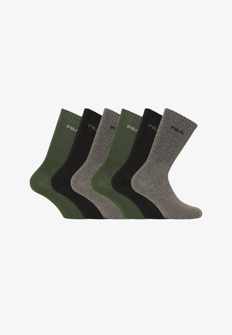 Six paires de chaussettes montantes côtelées FILA en vert olive, noir et gris, disposées en alternance par couleur sur un fond blanc.
