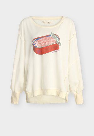 Sweat-shirt à manches longues crème avec un col rond et un graphisme coloré d'une boîte de sardines rouge ouverte sur le devant.