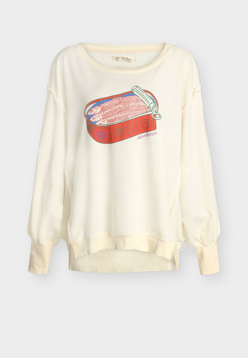 Sweat-shirt à manches longues crème avec un col rond et un graphisme coloré d'une boîte de sardines rouge ouverte sur le devant.
