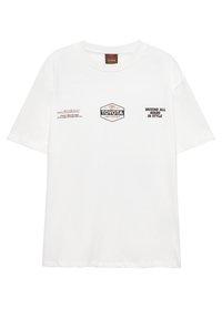 Biała bawełniana koszulka z nadrukiem marki Toyota. Na przodzie znajdują się nadrukowane teksty i logo, koszulka ma luźny krój i okrągły dekolt.