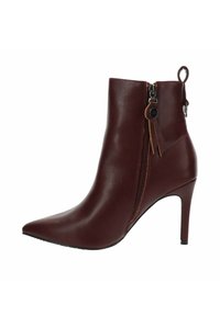 Stivale alla caviglia in pelle bordeaux con punta affusolata, zip interna sul lato e un'accattivante decorazione. Presenta un tacco alto e sottile.