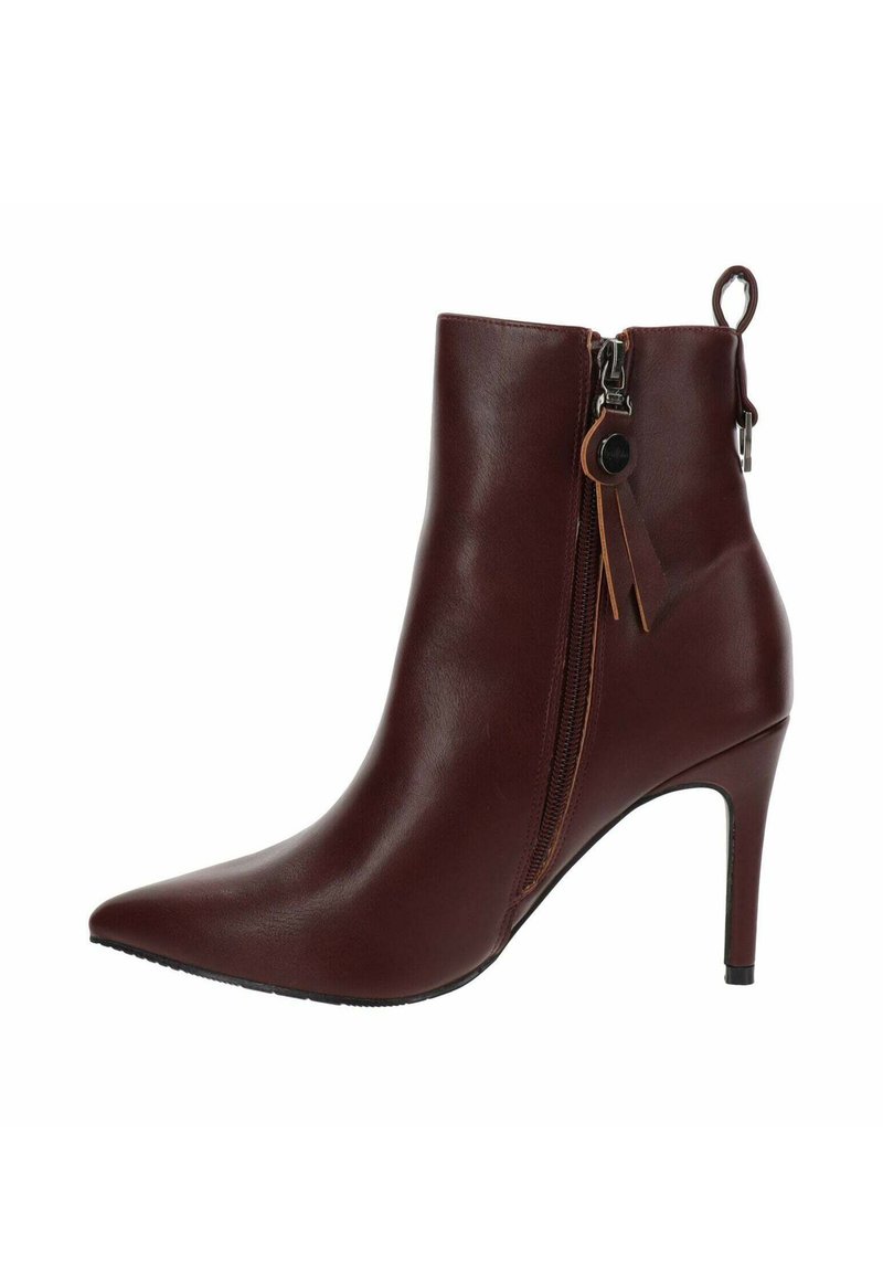 Stivale alla caviglia in pelle bordeaux con punta affusolata, zip interna sul lato e un'accattivante decorazione. Presenta un tacco alto e sottile.