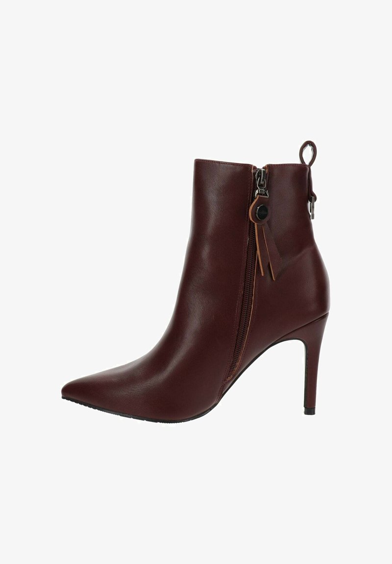 Stivale alla caviglia in pelle bordeaux con punta affusolata, zip interna sul lato e un'accattivante decorazione. Presenta un tacco alto e sottile.