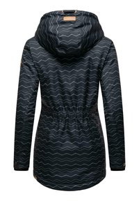Giacca nera impermeabile con cappuccio, vita elastica e motivo zigzag bianco. Tessuto testurizzato con una leggera lucentezza, polsini regolabili.