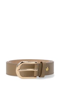 Brun læderbælte med tekstureret finish, guldfarvet rundet spænde og matchende løkke, rullet sammen på hvid baggrund.