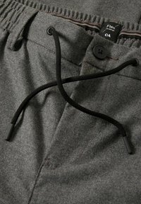 Szare szorty materiałowe z elastycznym pasem, czarnymi sznurkami do regulacji i zapięciem na guzik. Charakteryzują się widocznym przeszyciem oraz metką z logo marki.