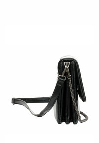 Borsa a tracolla in pelle nera con superficie testurizzata. Presenta una tracolla removibile, apertura con zip e un accento in catena silver sul lato.