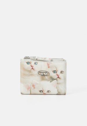 Porte-monnaie compact arborant un design imprimé de chat, fabriqué en matériau synthétique, avec une fermeture éclair argentée et un accent logo arrondi à l'avant.
