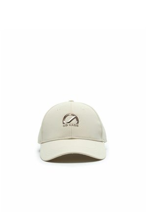 Beige baseballpet met een gebogen klep, voorzien van een metalen "No Name" logo en symbool op het voorste midden.