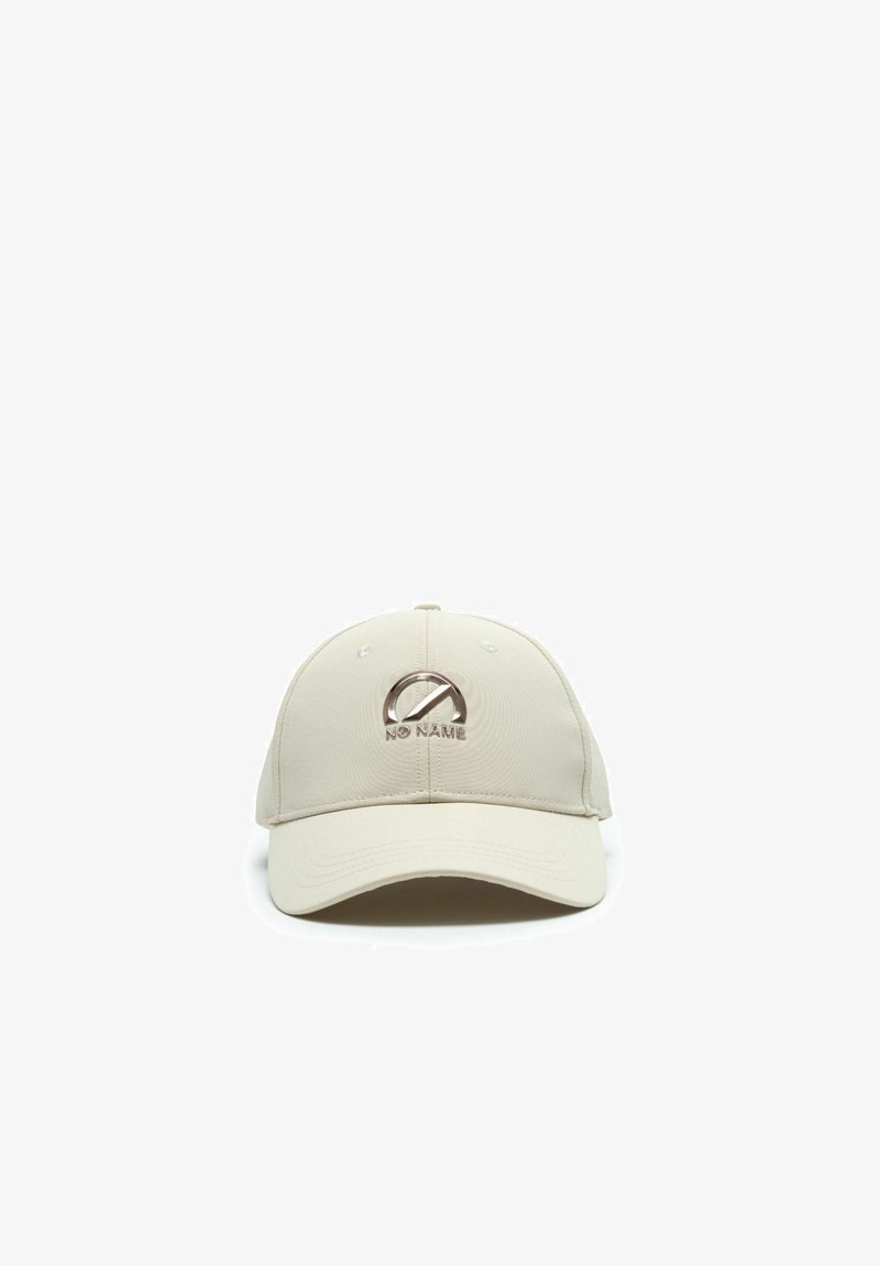 Beige Baseballcap mit gebogenem Schirm, vorne in der Mitte mit einem metallischen "No Name"-Logo und Symbol versehen.