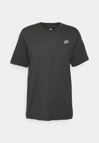 Camiseta de manga corta gris oscuro hecha de una mezcla de algodón, con un pequeño logo blanco de Nike en la parte izquierda del pecho y un cuello redondo.