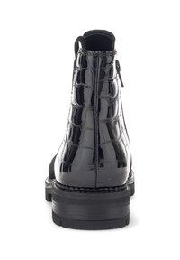 Botas de tornozelo em verniz preto com padrão de crocodilo, bico redondo, salto baixo e fechado com fecho de correr na parte de trás.