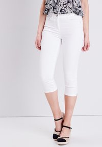 Witte capri-broek met een slim fit, gekenmerkt door een iets verkorte lengte en subtiele zijsplitten aan de zoom; gladde textuur en lichtgewicht stof.