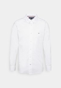Weißes langärmliges Hemd aus glattem Baumwollstoff mit Knöpfen. Verfügt über einen klassischen Kragen und eine kleine Logo-Stickerei auf der Brust. Schlichtes Design.