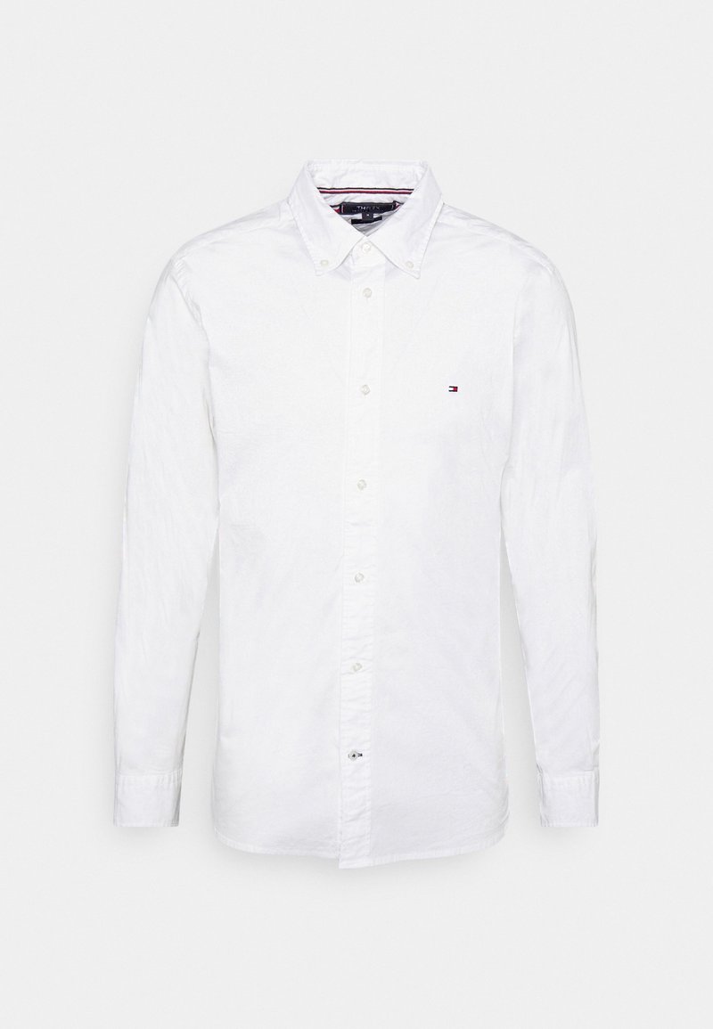 Weißes langärmliges Hemd aus glattem Baumwollstoff mit Knöpfen. Verfügt über einen klassischen Kragen und eine kleine Logo-Stickerei auf der Brust. Schlichtes Design.