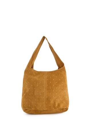 Sac à bandoulière en daim marron avec de petits clous dorés répartis uniformément sur le devant et une seule large sangle.