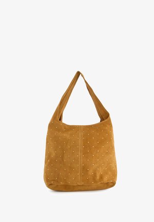 Bruine suède schoudertas met kleine gouden studs gelijkmatig verdeeld over de voorkant en een enkele brede riem.