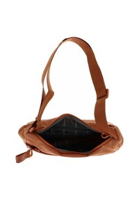 Sac à épaule en tissu marron avec un extérieur texturé, une bandoulière réglable et une fermeture à glissière ; l'intérieur est doublé de noir avec un imprimé logo.