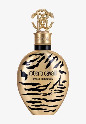 Parfümflasche mit einer goldenen, runden Form, die mit schwarzen Tigerstreifen verziert ist, einem dekorativen goldenen Verschluss und dem Text "roberto cavalli SWEET FEROCIOUS."