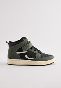 Baskets montantes avec une tige en cuir noir et vert olive, des accents texturés, un laçage à l'avant et une bride Velcro. Semelle en caoutchouc crème.