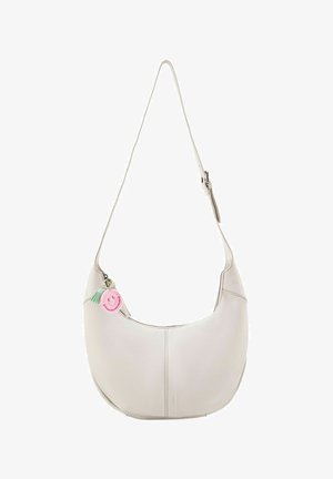 Helle graue Leder-Schultertasche mit geschwungenem Design; ausgestattet mit einem pinken Smiley-Schlüsselanhänger und einem einzelnen verstellbaren Riemen.