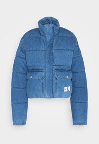 Skrócona kurtka puchowa z denimu w jasnych i ciemnych odcieniach niebieskiego, z wysokim kołnierzem, dwoma przednimi kieszeniami oraz przeszywanym wzorem.