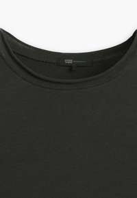 Sötétzöld pamut póló kerek nyakkal és rövid ujjakkal. Egyenes alja és Levi's márkacímke található a nyakrészen.