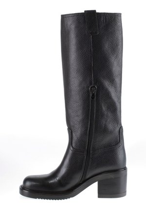 Schwarzer kniehoher Lederstiefel mit seitlichem Reißverschluss, abgerundetem Zeh und Blockabsatz vor weißem Hintergrund.