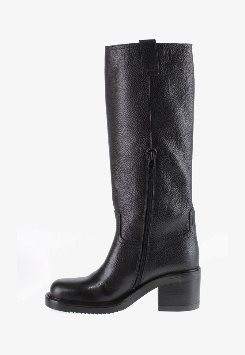 Botte haute noire en cuir avec fermeture éclair latérale, bout rond et talon bloc sur fond blanc.