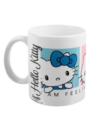 Tazza bianca con Hello Kitty che indossa un fiocco e un abbigliamento blu, su sfondo blu con testo parziale "I AM FEELI"