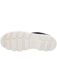 Musta lenkkaripohja, jossa on teksturoitu kumipinta, jossa on huomattava valkoinen, uurrettu ulkopohja ja brändin nimi "bugatti" kohokuvioituna.