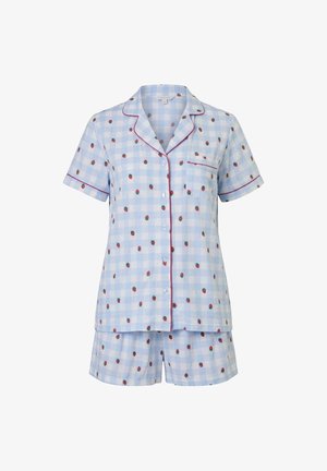 Blåt gingham-natdragtssæt med kortærmet top og matchende shorts, dekoreret med rødt jordbærmønster, kontrasterende røde kanter og knaplukning.