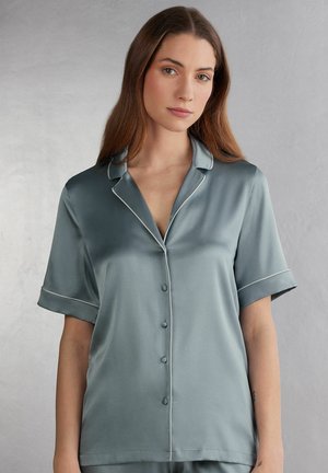 Satin pyjama top in zacht blauw-groen met korte mouwen, notch-kraag, witte bies en een sluiting met zes knopen. Gladde textuur overal.