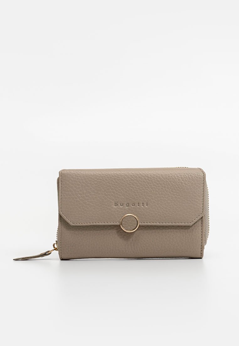Cartera de cuero texturizado color topo con solapa frontal, cierre circular dorado, cremallera en el lateral y "bugatti" grabado en el centro frontal.