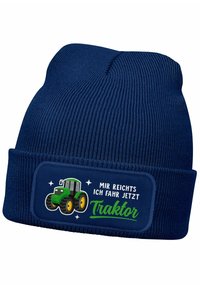 Knitted navy beanie with a folded cuff. Features a patch displaying a green tractor and text: "Mir reicht's ich fahr jetzt Traktor."