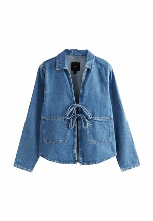 Chaqueta de mezclilla azul claro con mangas largas, cuello, cierre delantero con lazo y dos bolsillos frontales. Detalle de costura visible a lo largo de los bordes.