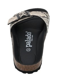 Zwarte en beigekleurige leren sandaal met patroon, verstelbare gesp en kurken tussenzool. Heeft een zwarte, gevoerde binnenzool en een gestructureerde buitenzool.