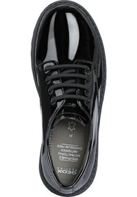 Scarpa nera in pelle verniciata con punta rotonda, sei occhielli e lacci neri. Presenta solette traspiranti e suola in gomma testurizzata.