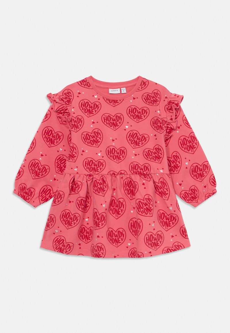 Ροζ μακρυμάνικο φόρεμα με σχέδιο καρδιάς και κείμενο "HOWDY HONEY". Ραφές με δαντέλα στους ώμους και φούστα σε φαρδιά γραμμή. Μαλακό βαμβακερό ύφασμα.