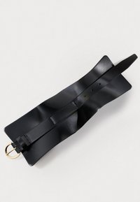 Cinto de couro preto com acabamento brilhante, apresentando um design largo e uma fivela de metal dourada, com vários furos de ajuste.