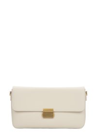 Krémová kožená kabelka obdélníkového tvaru, s magnetickým zapínáním na klopu a detaily zlatavého kovu na přední straně.